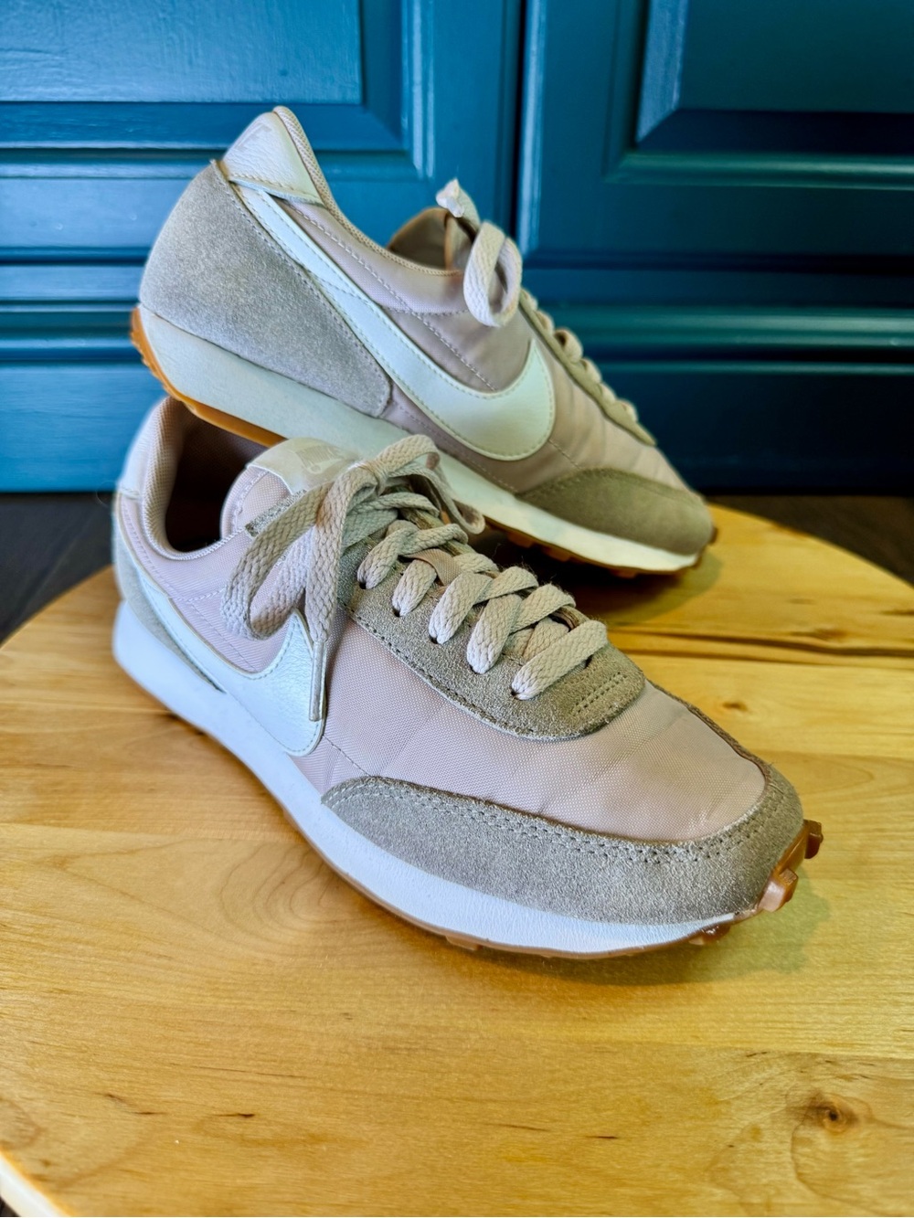 Nike Women’s Daybreak Enigma Stone retro rose colored sneakers  (US 5)